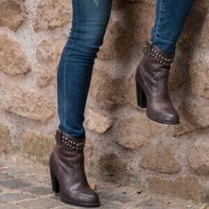 Frye Jenny Cut Vintage Distressed Stud Pull On Cowgirl Moto Ankle Booties